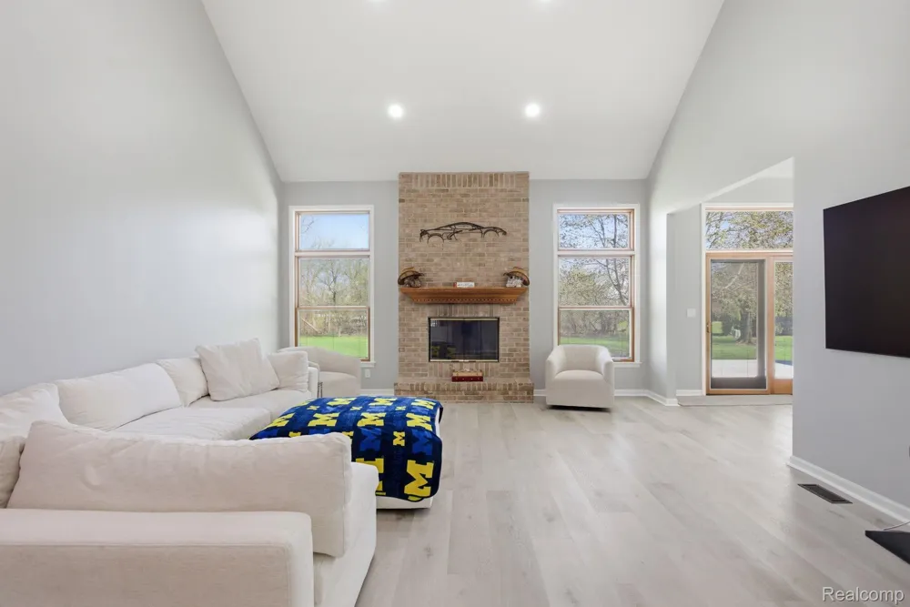 8488 Annette Avenue Grosse Ile Township, MI 48138