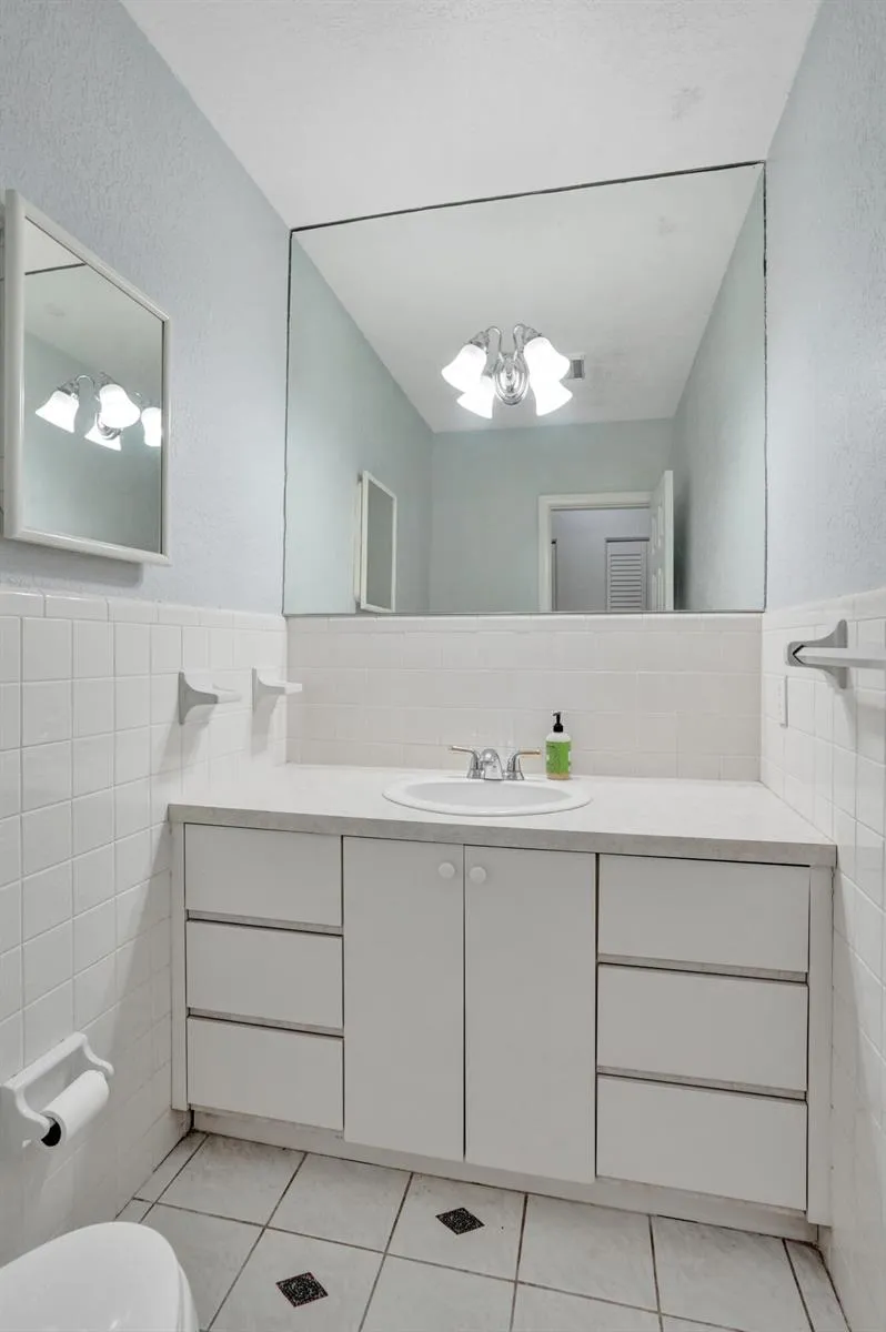 2734 NE 27th Court #17 Lighthouse Point, FL 33064