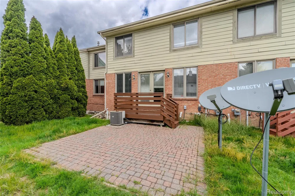 1030 Lorenzo Court Troy City, MI 48085