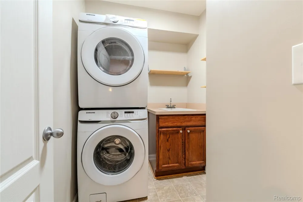 1030 Lorenzo Court Troy City, MI 48085