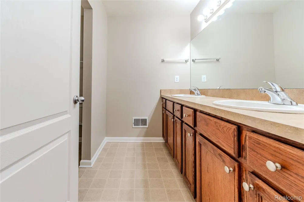 1030 Lorenzo Court Troy City, MI 48085