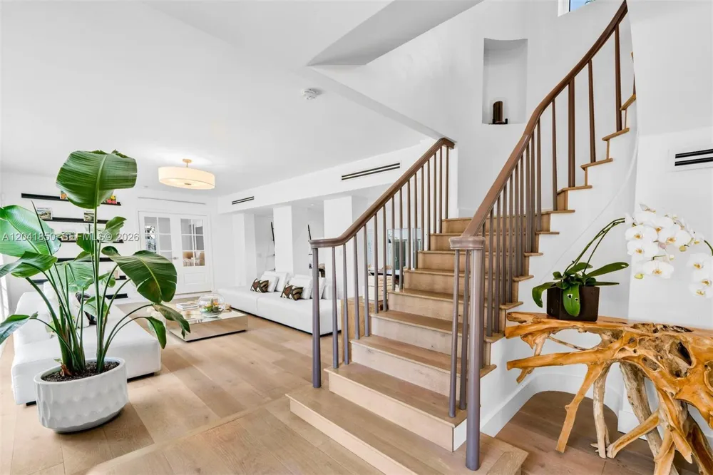 939 W 47th Ct Miami Beach, FL 33140