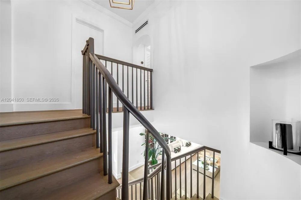 939 W 47th Ct Miami Beach, FL 33140