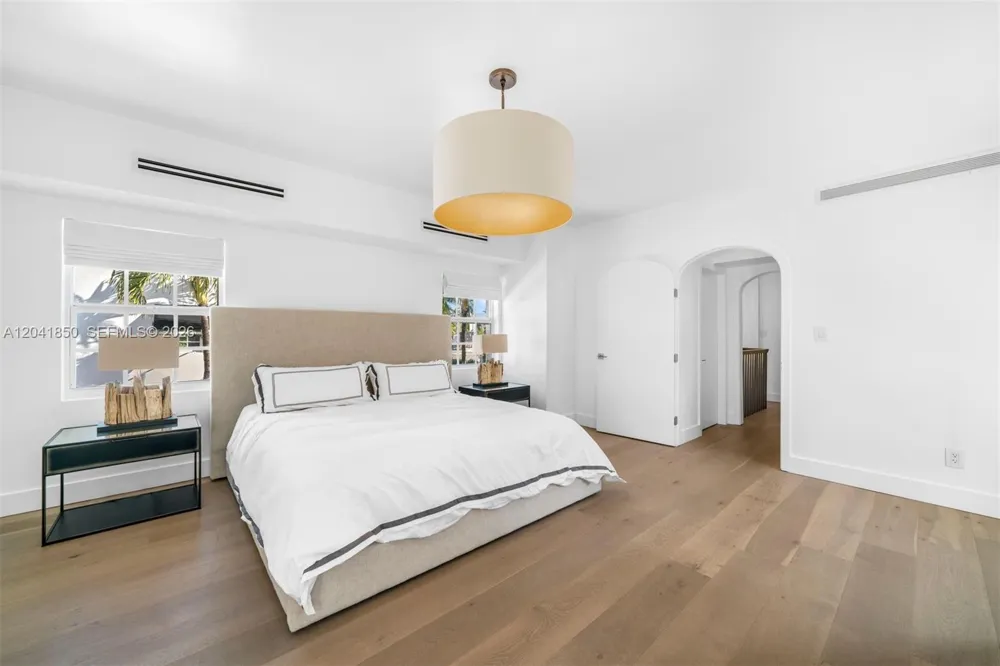 939 W 47th Ct Miami Beach, FL 33140