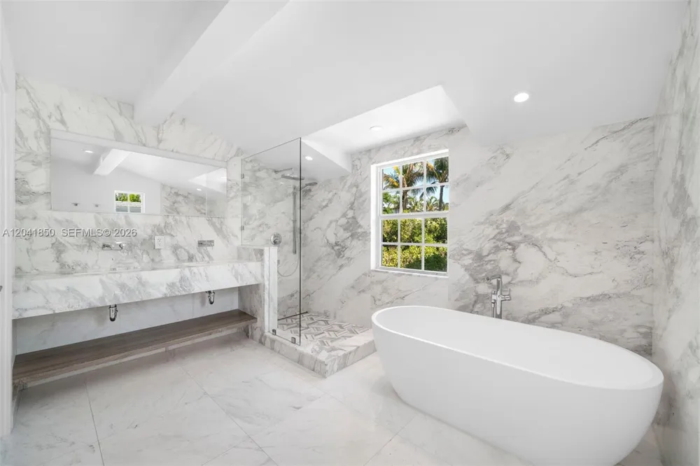 939 W 47th Ct Miami Beach, FL 33140