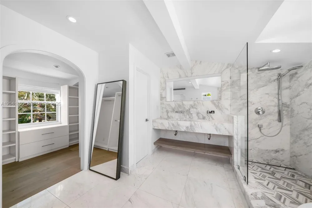 939 W 47th Ct Miami Beach, FL 33140
