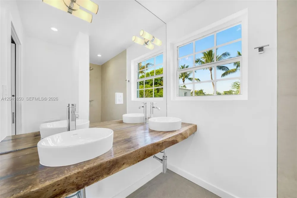 939 W 47th Ct Miami Beach, FL 33140