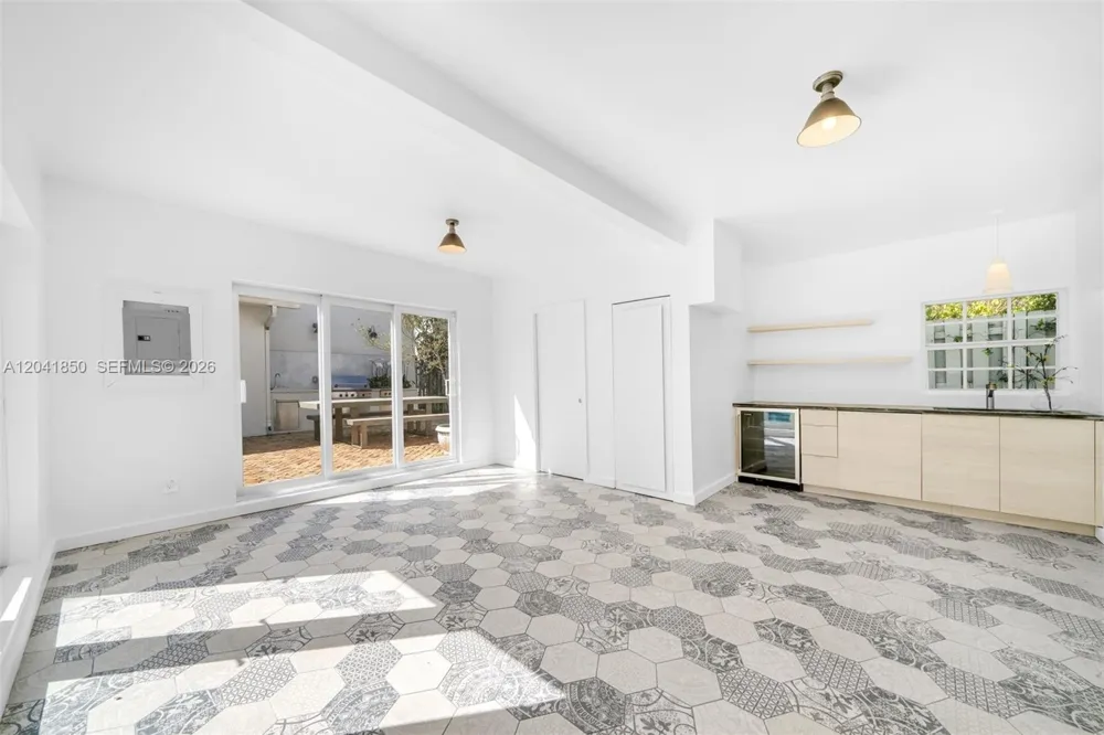 939 W 47th Ct Miami Beach, FL 33140