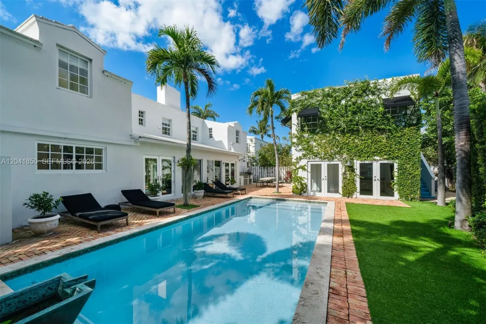 939 W 47th Ct Miami Beach, FL 33140