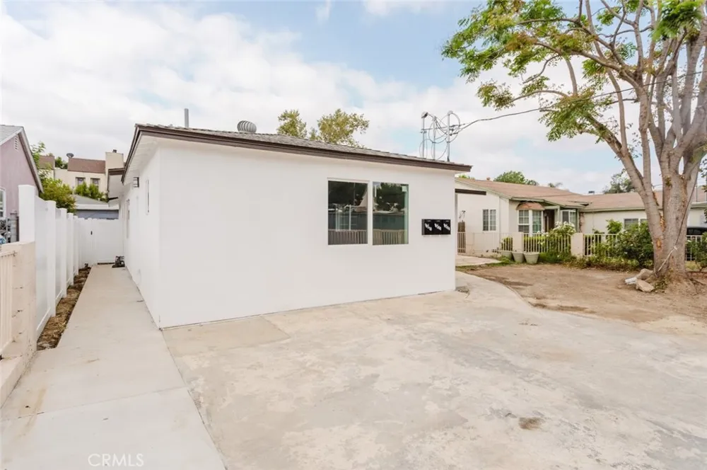18308 Gresham Street Northridge, CA 91325