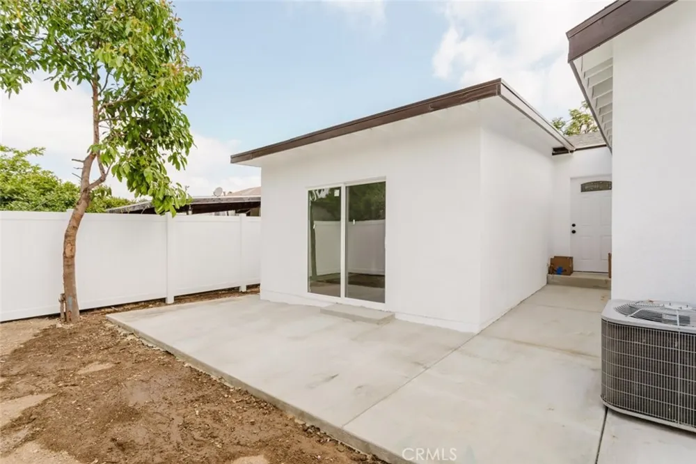 18308 Gresham Street Northridge, CA 91325
