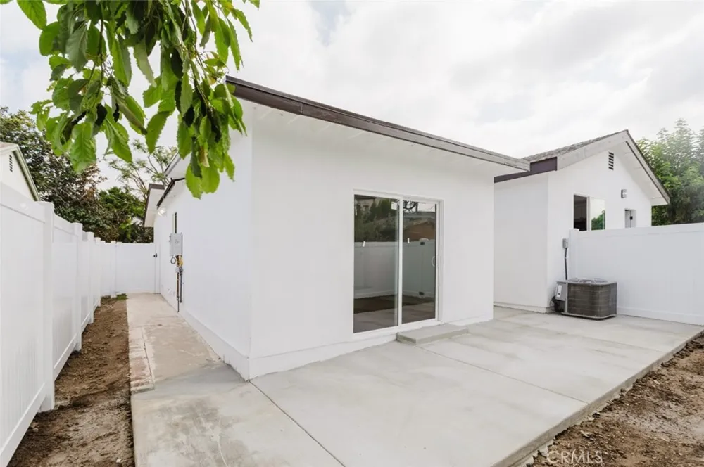 18308 Gresham Street Northridge, CA 91325