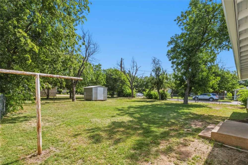 615 E 10th Street Coleman, TX 76834