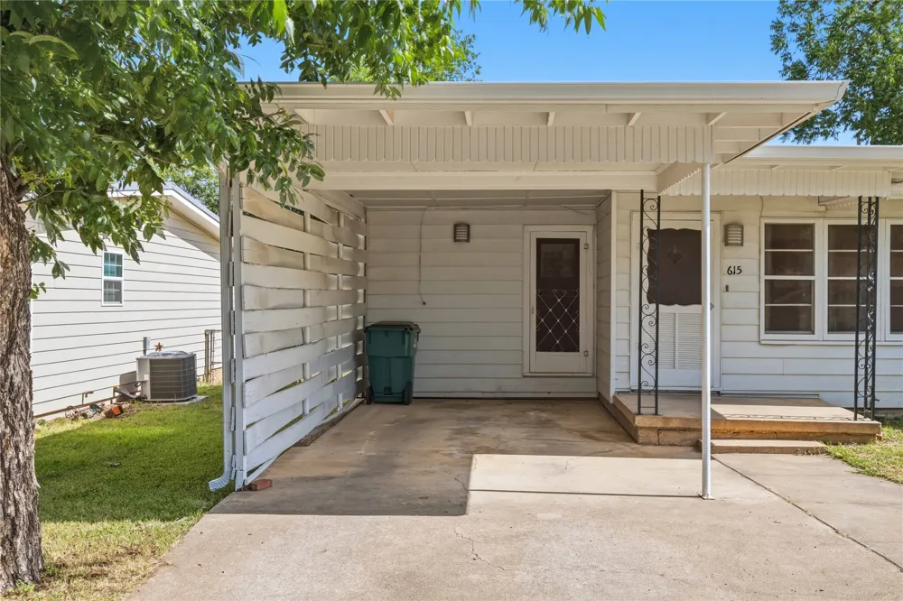 615 E 10th Street Coleman, TX 76834