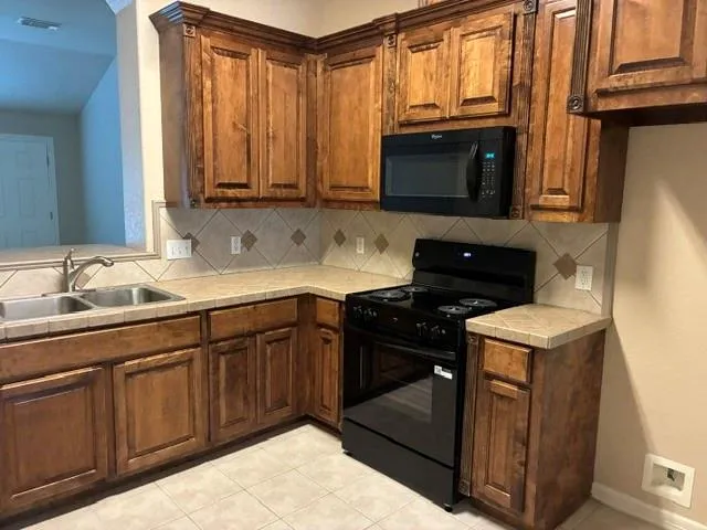 910 Old Angleton Road Clute, TX 77531