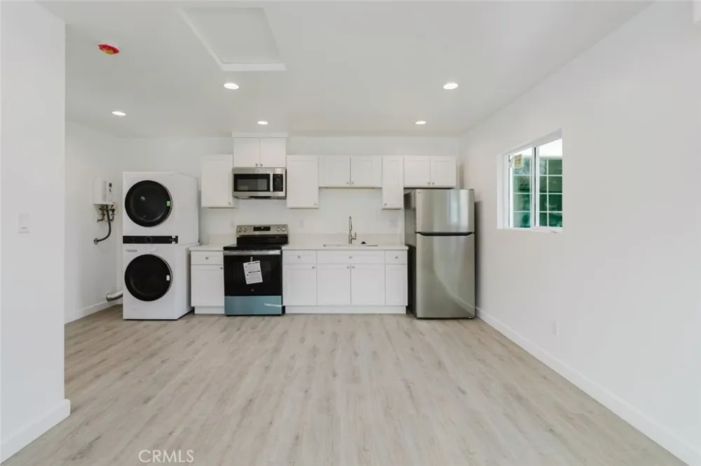 18306 Gresham Street Northridge, CA 91325