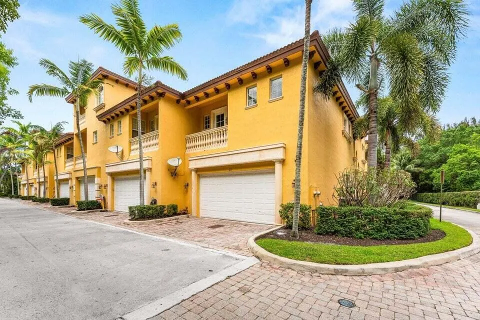 210 NE 69th Circle Boca Raton, FL 33487