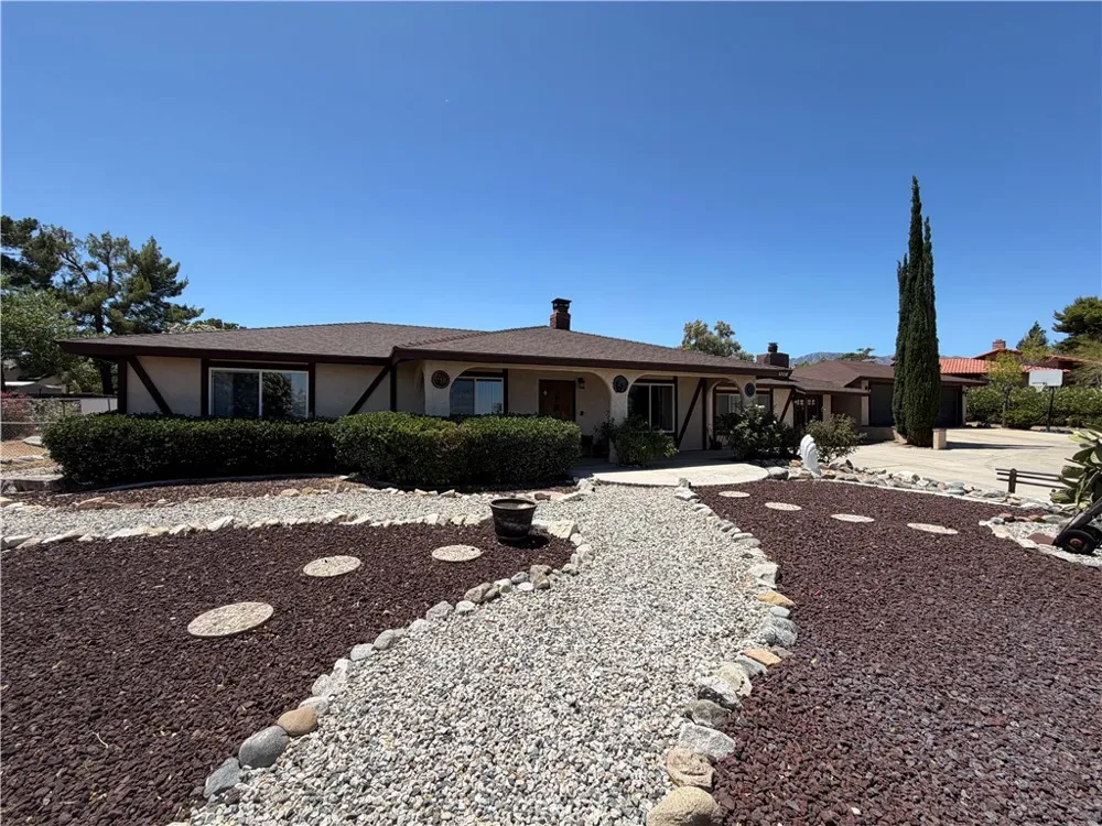 32038 Crystalaire Llano, CA 93544