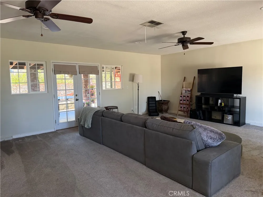 32038 Crystalaire Llano, CA 93544