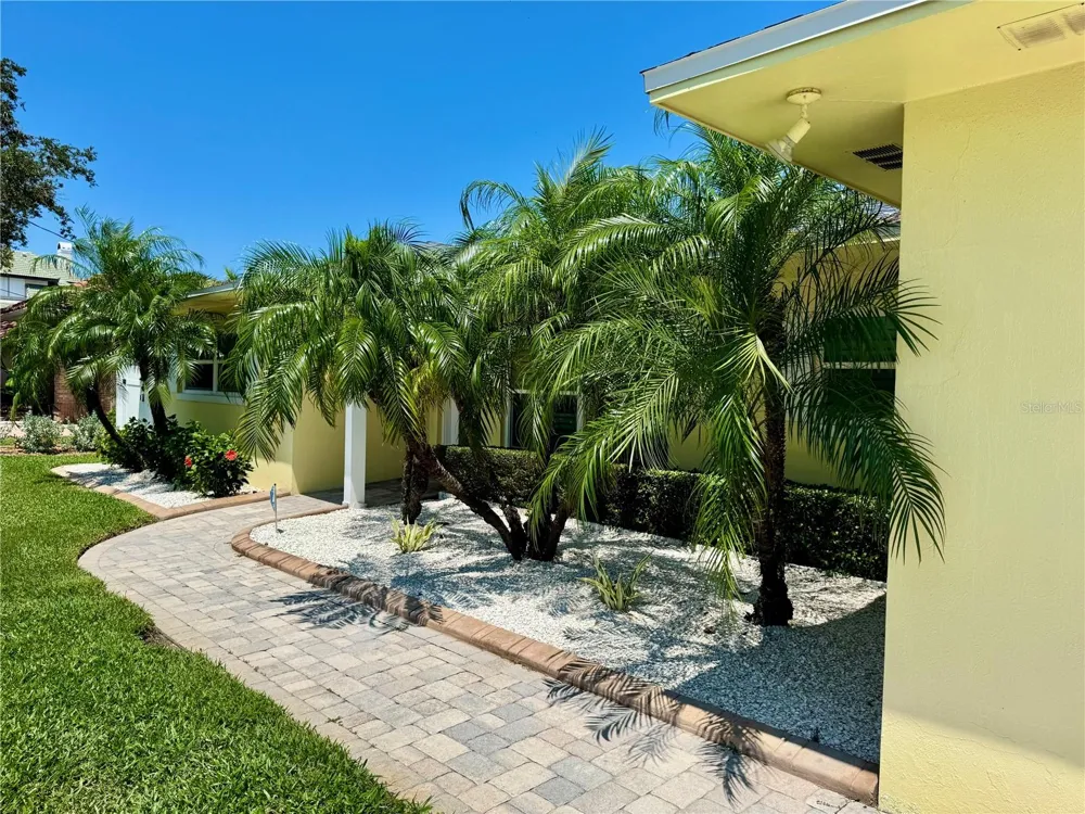 902 OAKWOOD DRIVE Largo, FL 33770