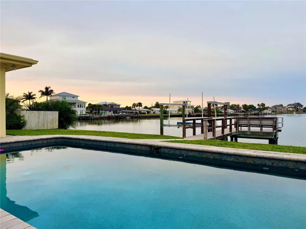 902 OAKWOOD DRIVE Largo, FL 33770