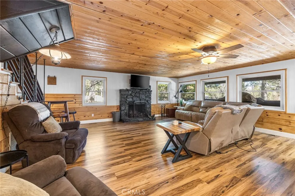 547 Chipmunk Big Bear Lake, CA 92315