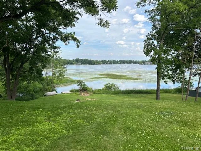 15471 Whitaker Road Fenton Charter Township, MI 48451