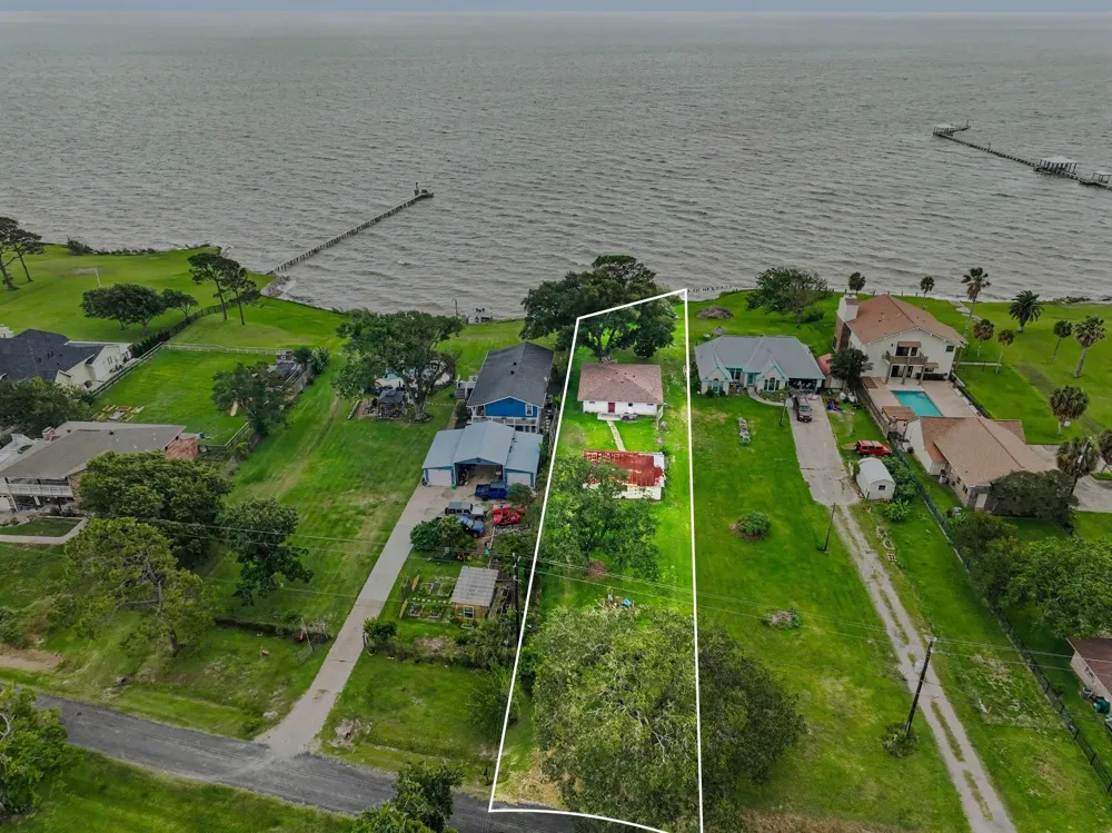 10518 Ocean Drive Beach City, TX 77523