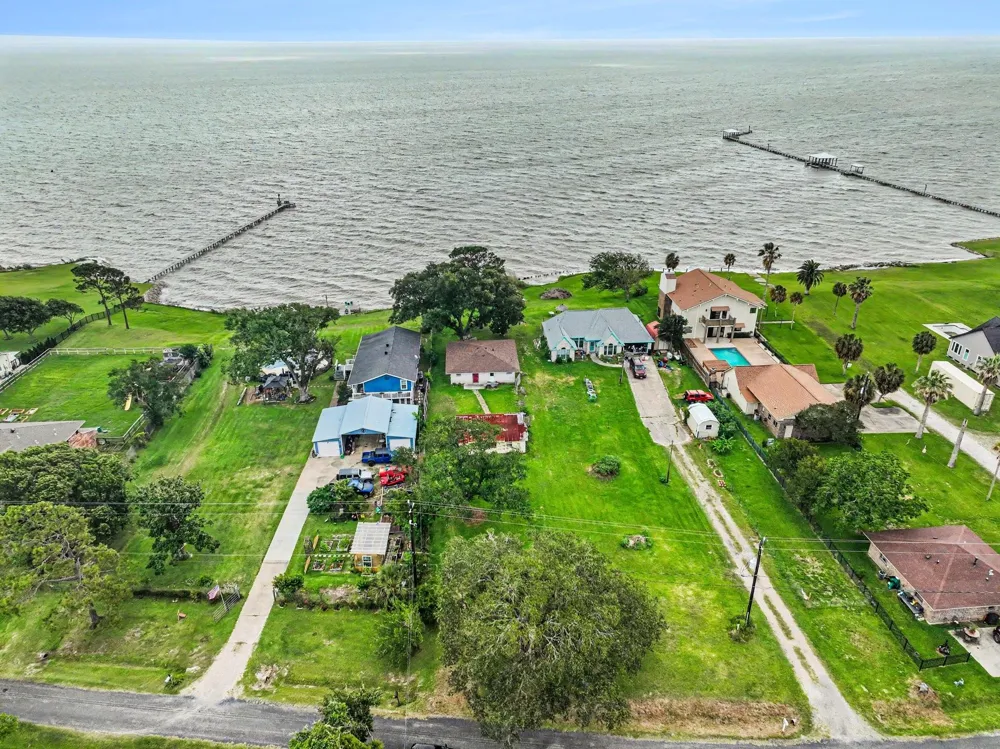 10518 Ocean Drive Beach City, TX 77523