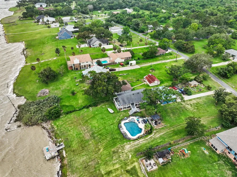 10518 Ocean Drive Beach City, TX 77523
