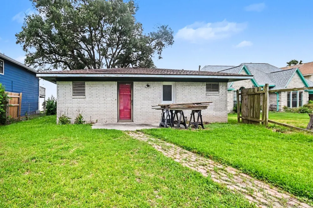 10518 Ocean Drive Beach City, TX 77523
