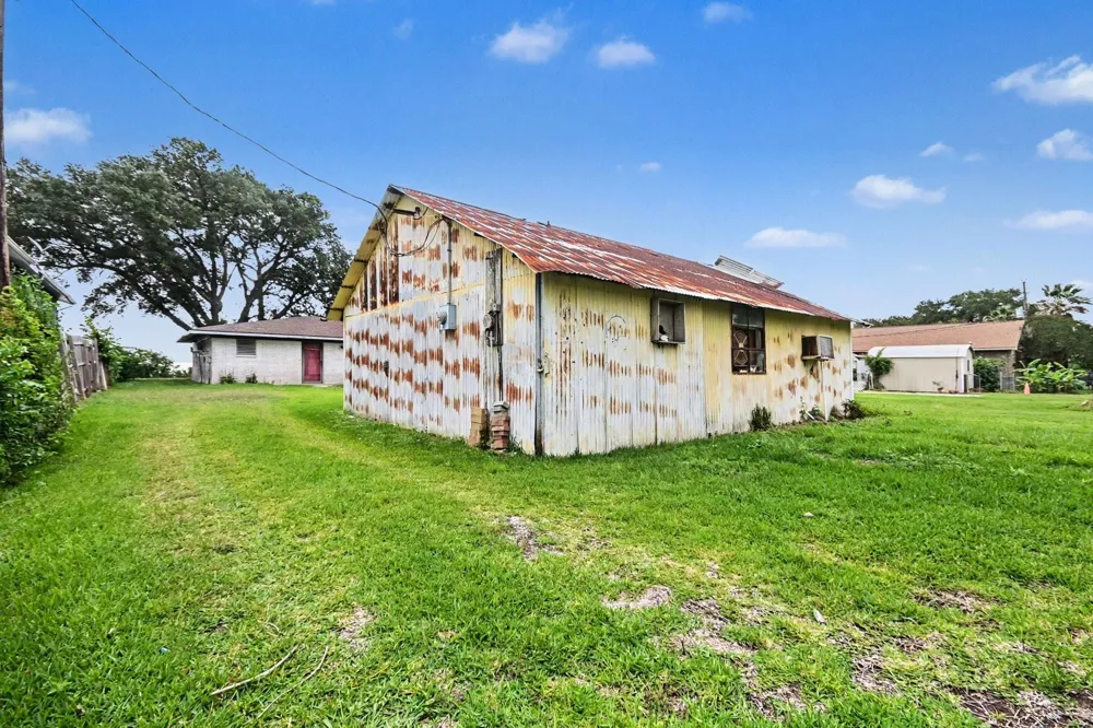10518 Ocean Drive Beach City, TX 77523