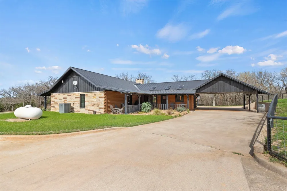 2194 Fm 2382 St Jo, TX 76265