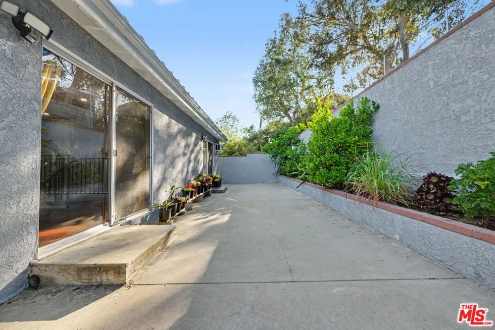 2655 Saxon Drive Los Angeles, CA 90065