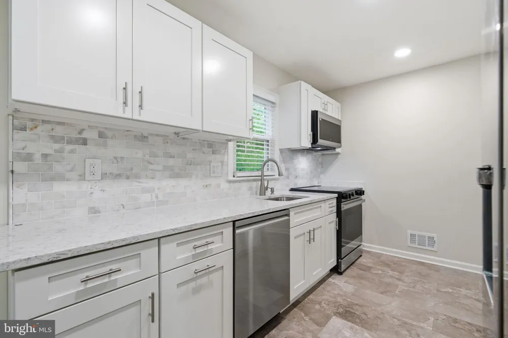 18 GRANDIN CIRCLE Rockville, MD 20851