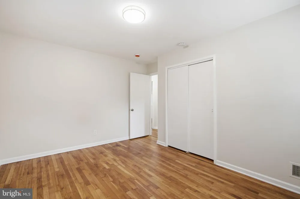 18 GRANDIN CIRCLE Rockville, MD 20851