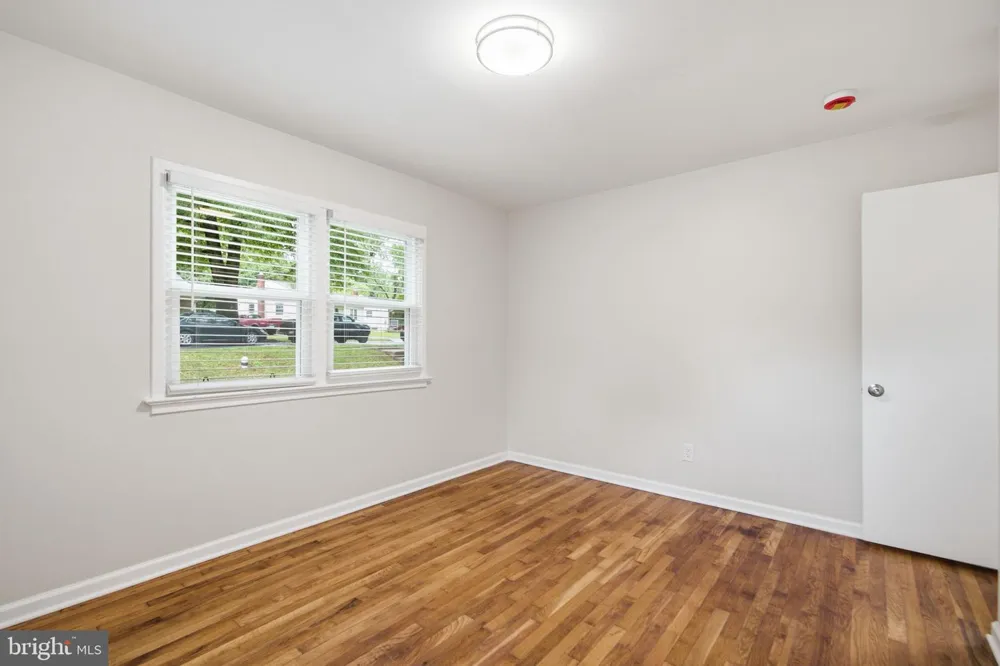 18 GRANDIN CIRCLE Rockville, MD 20851