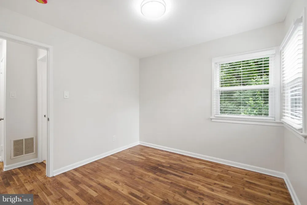 18 GRANDIN CIRCLE Rockville, MD 20851