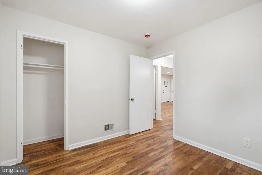 18 GRANDIN CIRCLE Rockville, MD 20851