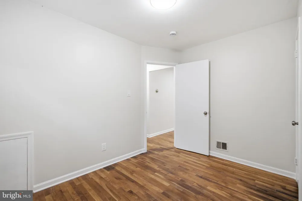 18 GRANDIN CIRCLE Rockville, MD 20851