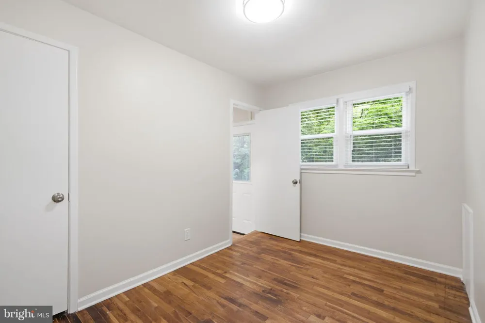 18 GRANDIN CIRCLE Rockville, MD 20851