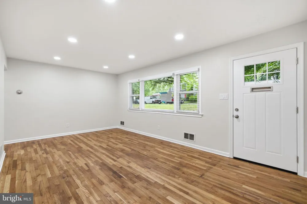 18 GRANDIN CIRCLE Rockville, MD 20851