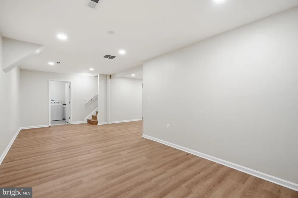 18 GRANDIN CIRCLE Rockville, MD 20851