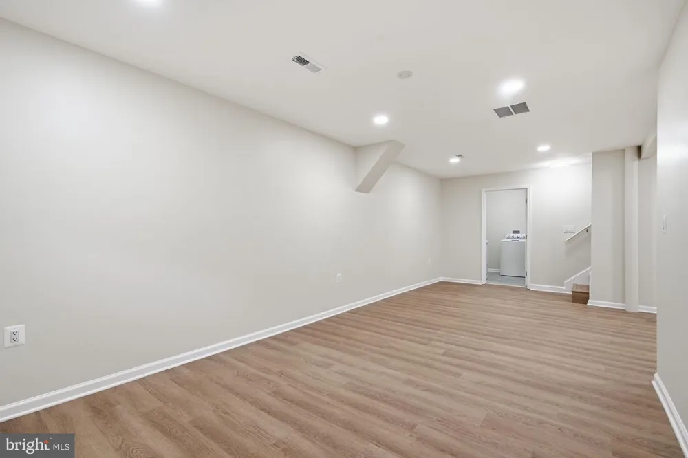 18 GRANDIN CIRCLE Rockville, MD 20851