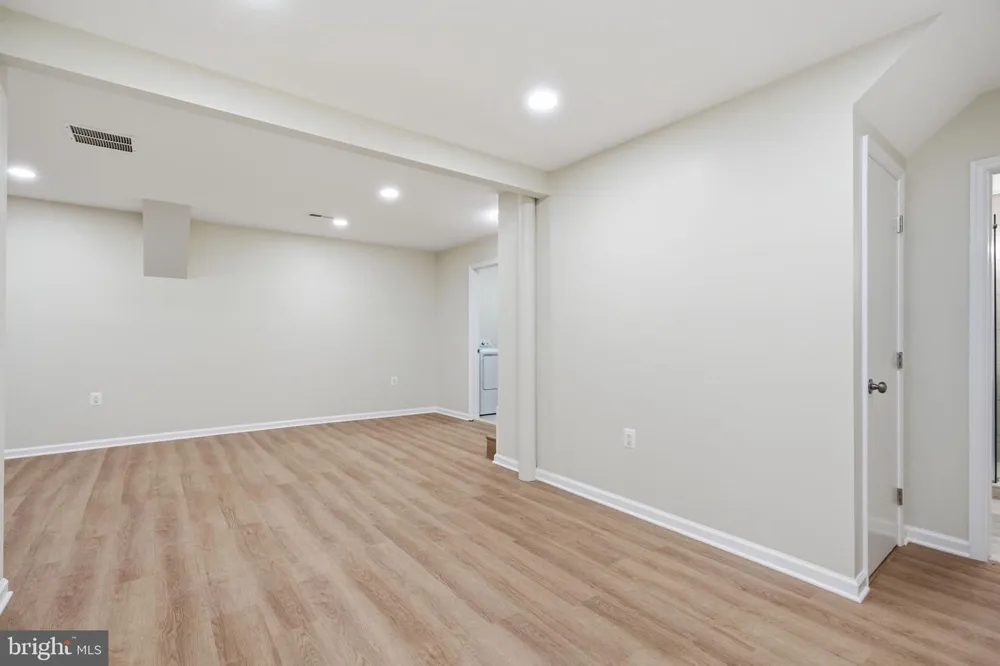 18 GRANDIN CIRCLE Rockville, MD 20851