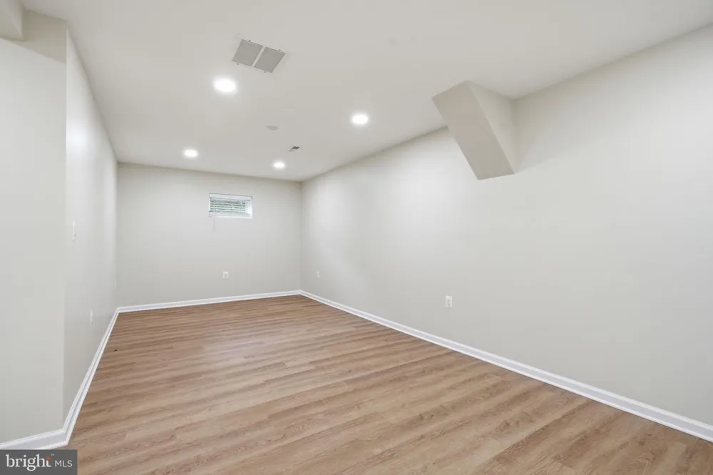 18 GRANDIN CIRCLE Rockville, MD 20851