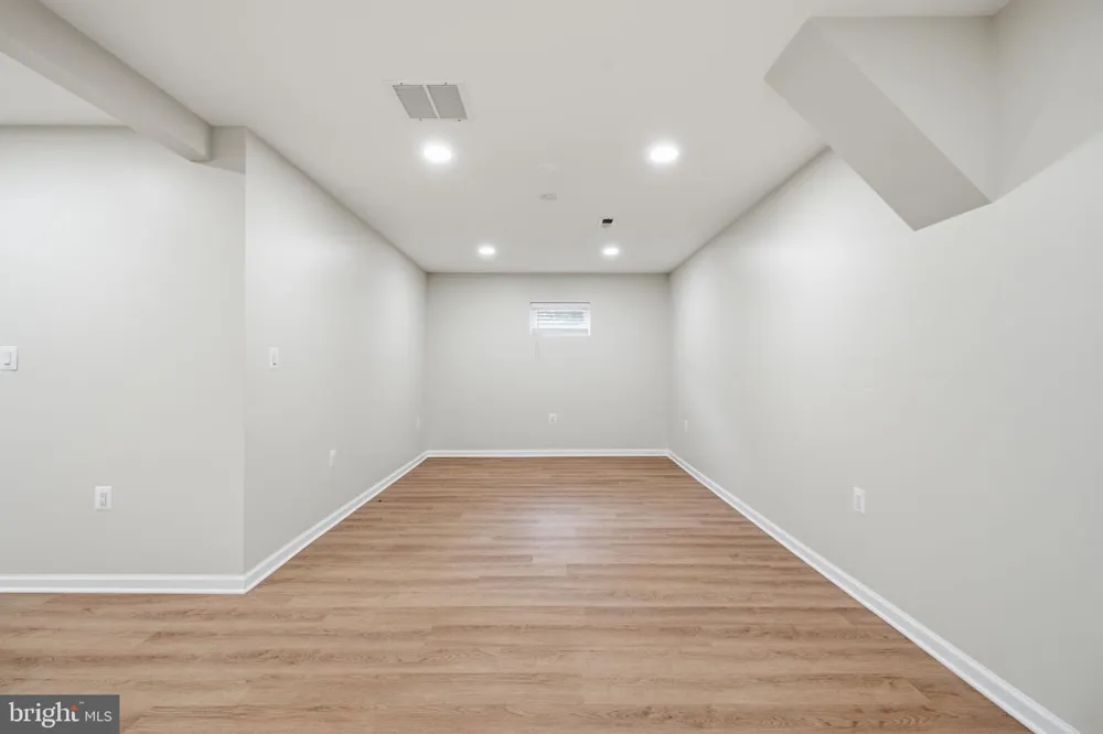 18 GRANDIN CIRCLE Rockville, MD 20851