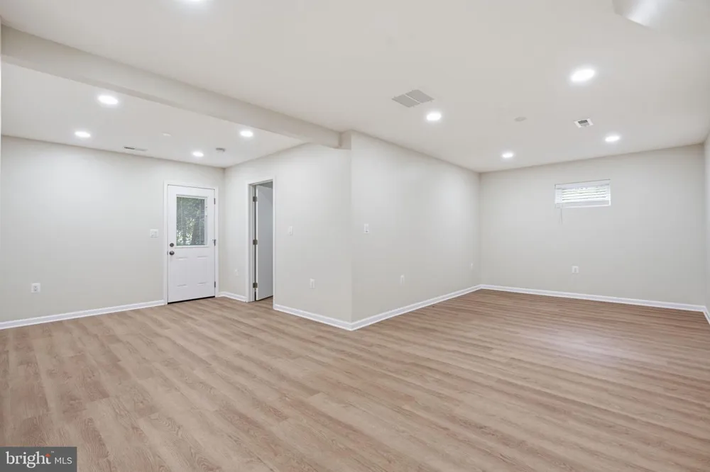 18 GRANDIN CIRCLE Rockville, MD 20851