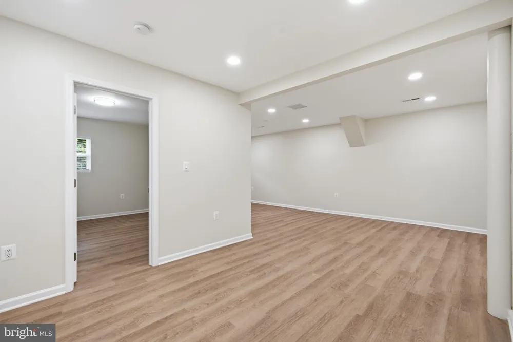 18 GRANDIN CIRCLE Rockville, MD 20851