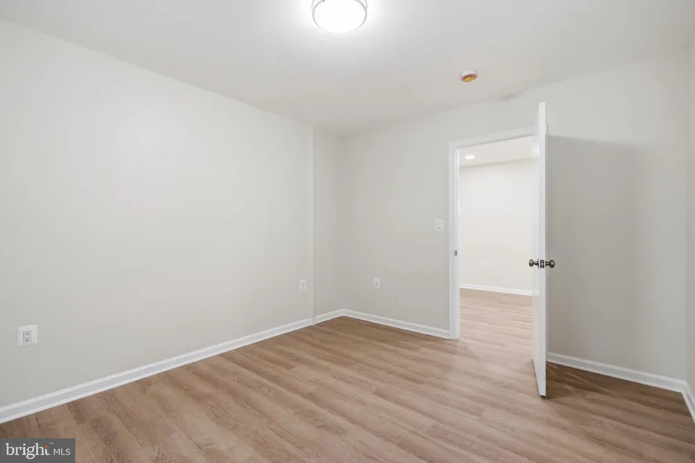 18 GRANDIN CIRCLE Rockville, MD 20851